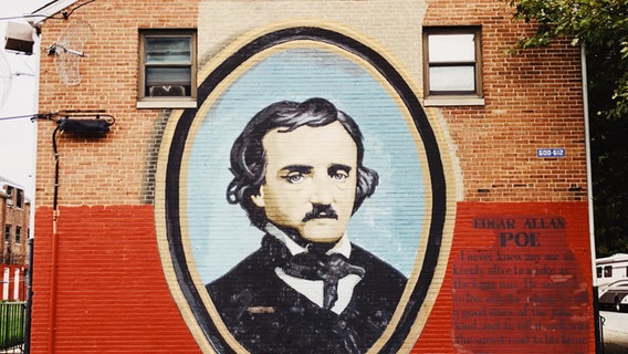 Ein Haus mit einem Street-Art-Graffiti: Edgar Allan Poe © NDR Foto: Michael Marek