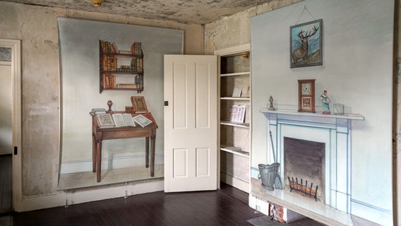 Ein Zimmer in einem alten Haus mit aufgemalten Wänden: Die Wohnung von US-Autor Edgar Allan Poe in Philadelphia © NDR Foto: Michael Marek