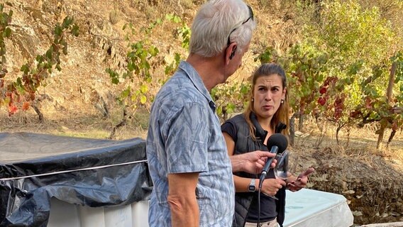 Der Autor Tom Noga im Interview mit Joana Pinto in Portugal © NDR Foto: Tom Noga