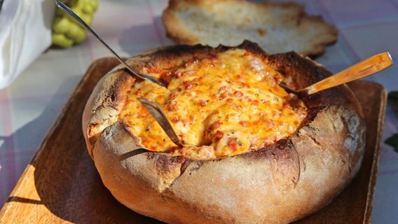 Pão recheado - ein Brotlaib gefüllt mit Käse und Wurst - Spezialität am Rio Douro in Portugal © NDR Foto: Tom Noga