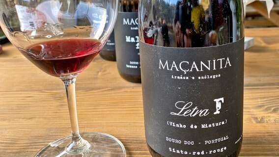 Weinprobe - Flaschen Rotwein und Gläser bei A Maçanita in Porto © NDR Foto: Tom Noga