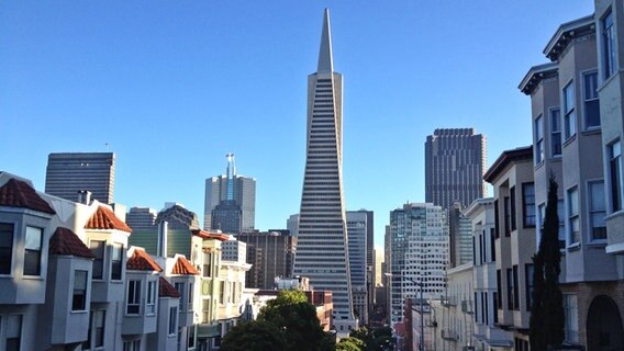 Die Skyline von San Francisco mit hügeliger Straße und Blick auf das "Needle"-Gebäude © NDR Foto: Steffen Schneider