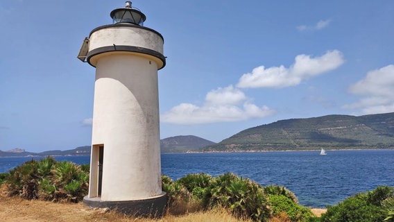 Der Leuchtturm der Punta Giglio auf Sardinien © NDR Foto:  Isa Hoffinger