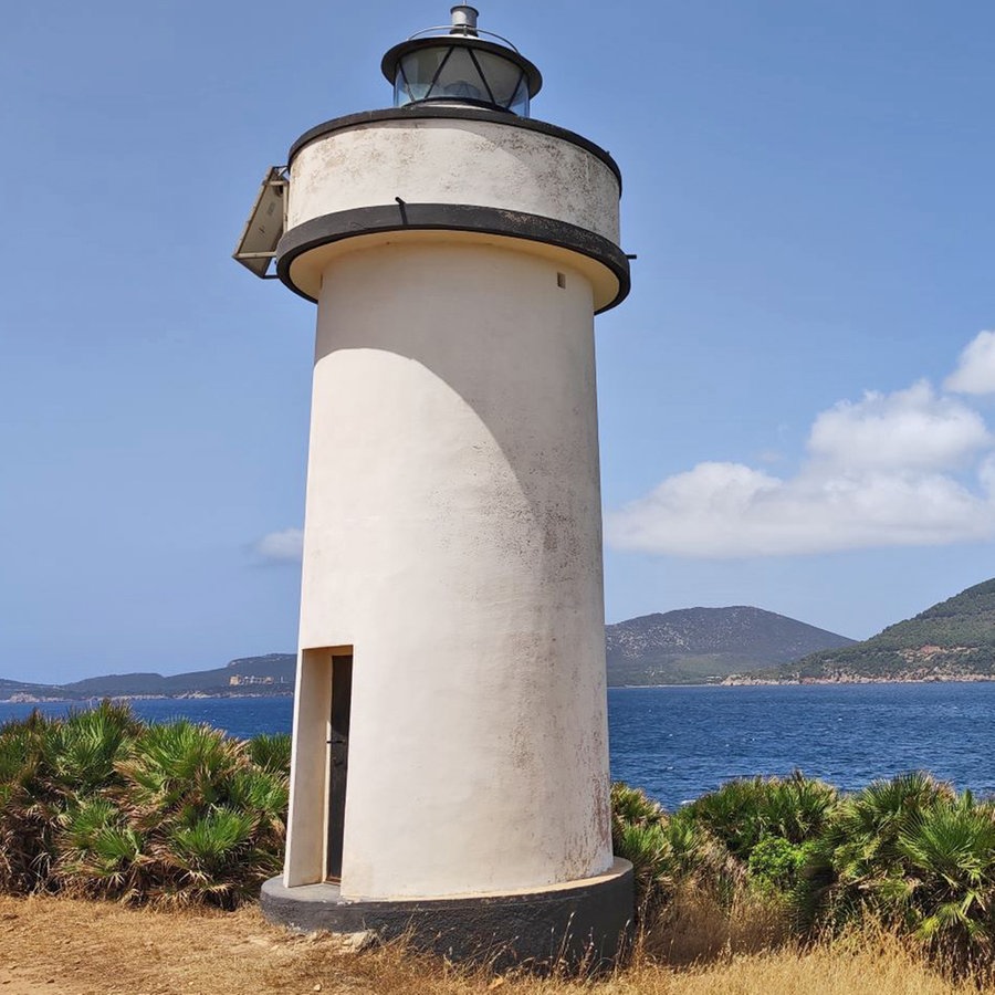 Der Leuchtturm der Punta Giglio auf Sardinien © NDR Foto:  Isa Hoffinger