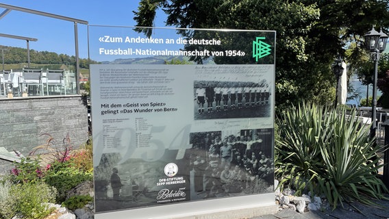 Eine Tafel vorm Hotel Belvedere in der Schweiz mit der Aufschrift "Zum Andenken an die deutsche Fussball-Nationalmannschaft von 1954" an das "Wunder von Bern" © NDR Foto: Dennis Burk