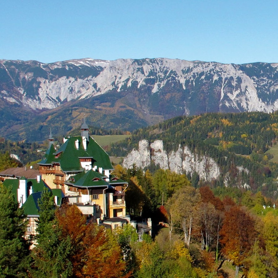 Berglandschaft im Herbst mit einigen verfärbten Blättern, viel Sonne und einem Gebäude am Semmering © NDR / Alexander Musik    Foto: Alexander Musik   