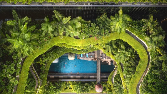 Hängende Gärten sorgen bei einem Hotel in Singapur für Energieersparnis. © NDR Foto: Michael Marek