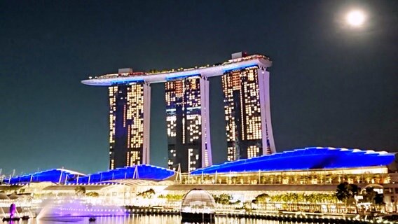 Drei hohe Türme eines Hotels (Marina Bay Sands) in Singapur bei Nacht voller beleuchteter Fenster © NDR Foto: Michael Marek