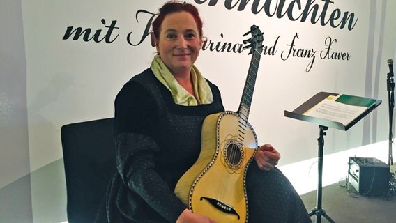 Die musikerin Martina Mathur hält eine so genannte Mohr-Gitarre in den Händen © NDR Foto: Julio Segador