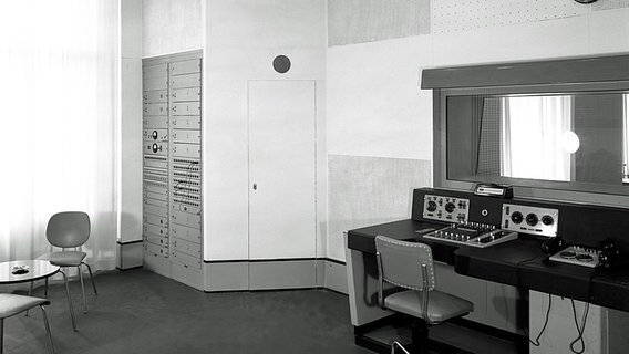 Ein Regieraum des NWDR Hörfunks auf dem Gelände in Hamburg, Rothenbaumchaussee, 1951 © NDR 