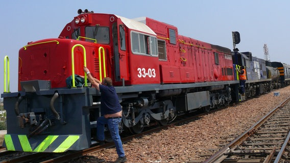 Lokomotivführer Willem Coetzee startet die Reise des Pride of Africa (ein Zug) © NDR Foto: Sven Weniger