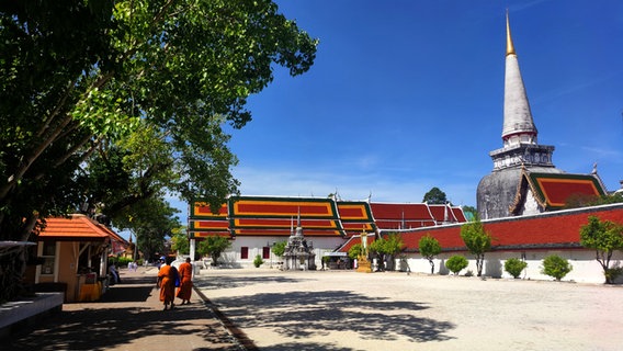 Ein buddhistischer Tempel in Surat Thani in Thailand © NDR Foto: Isa Hoffinger