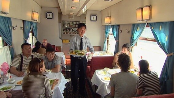 Huhn mit Acht Kostbarkeiten im chinesischen Speisewagen © NDR Foto: Rita Knobel-Ulrich
