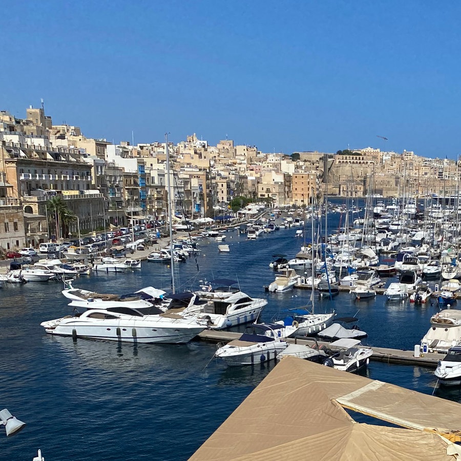 Der Hafen von Valetta, Hauptstadt von Malta, mit vielen Segelbooten und Häusern im Hintergrund © NDR Foto: Peter Kaiser