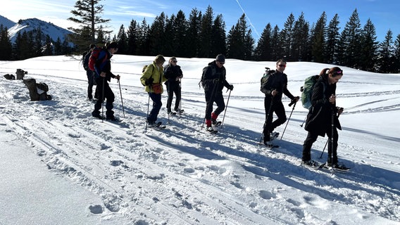 Eine Gruppe von Menschen ist Schneeschuhwandern im Allgäu © NDR Foto: Carsten Vick