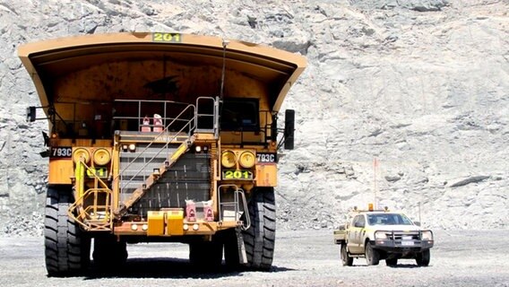 Ein Truck steht in einer Goldmine in Australien © NDR Foto: Michael Marek und Sven Weniger