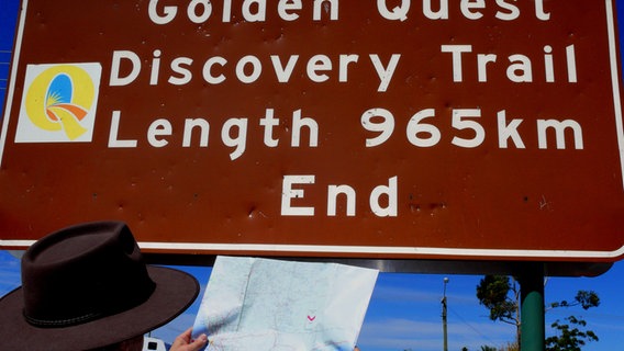 Ein Straßeschild in Australien weist auf den Golden Discovery Trail hin © NDR Foto: Michael Marek und Sven Weniger