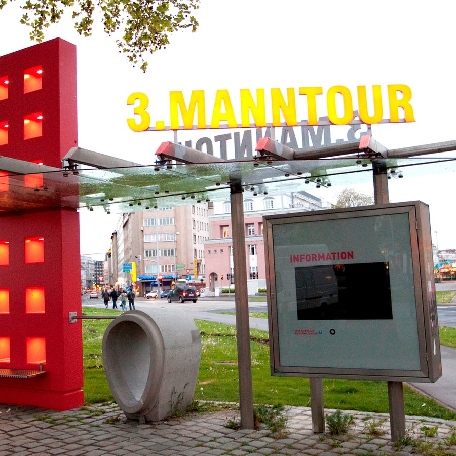 Eine rote Skulptur zeigt, wo es zur Kanalisation von Wien hinuntergeht - zur Tour von "Der dritte Mann" © NDR Foto: Michael Marek