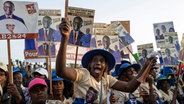 Anhänger des Präsidentschaftskandidaten Amadou Ba versammeln sich in Senegals Hauptstadt Dakar zur letzten Kundgebung seiner Kampagne vor der Wahl. © Sylvain Cherkaoui/AP/dpa 