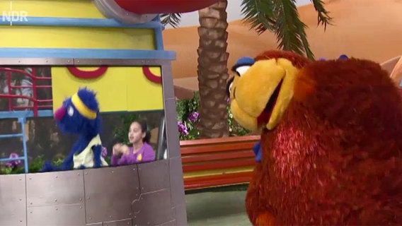 Szene aus einer Sesamstraßenfolge: Ein Monster und Kinder tanzen (Screenshot).  