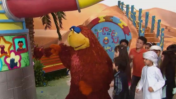 Szene aus einer Sesamstraßenfolge: Ein Monster betritt den Spielplatz (Screenshot).  