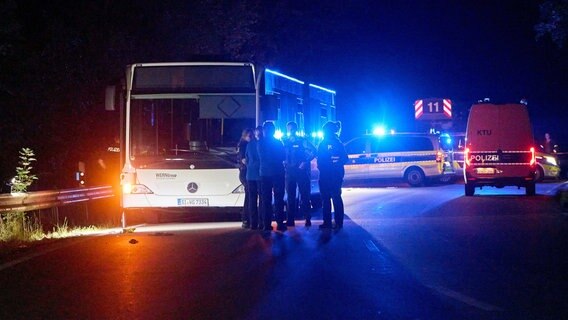 Polizistinnen und Polizisten stehen neben einem Bus © Sascha Ditscher/dpa Foto: Sascha Ditscher/dpa