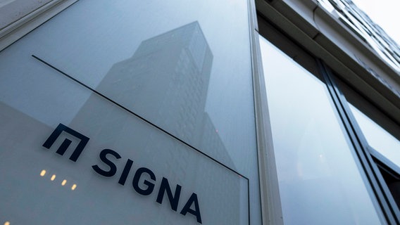 Das Logo des Immobilienunternehmens Signa ist an der Fassade eines Hochhauses am Berliner Sitz der Firma angebracht. © dpa bildfunk Foto: Monika Skolimowska