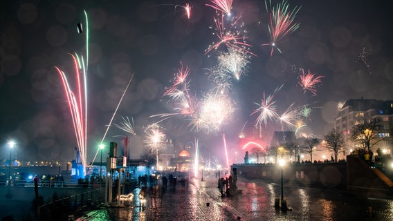 Feuerwerk am Hamburger Fischmarkt © dpa-Bildfunk Foto: Axel Heimken, dpa