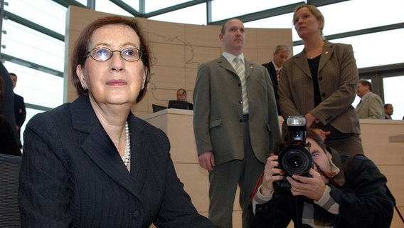 Le 27 avril 2005, l'ancienne ministre-présidente du Schleswig-Holstein, Heide Simonis (SPD), a siégé pour la dernière fois à son siège au parlement du Land de Kiel, peu avant l'élection du nouveau Premier ministre du Schleswig-Holstein.  © picture-alliance/dpa/dpaweb Photo : Wulf Pfeiffer