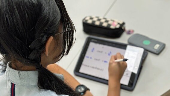 Schülerin im Mathematikunterricht mit Tablet. © ARD Foto: Jennifer Johnston