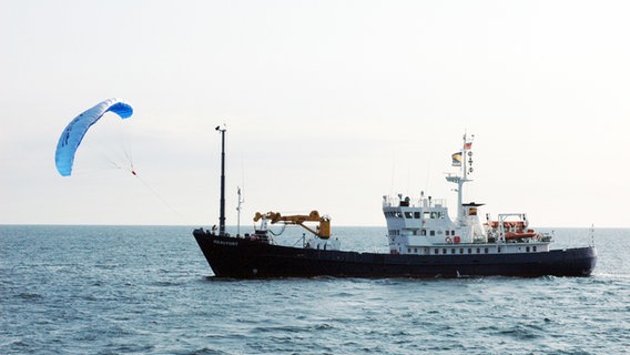 Der Tonnenleger "MS Beaufort" testet das Zugdrachen-System der Firma SkySails. © picture alliance/dpa Foto: Horst Pfeiffer