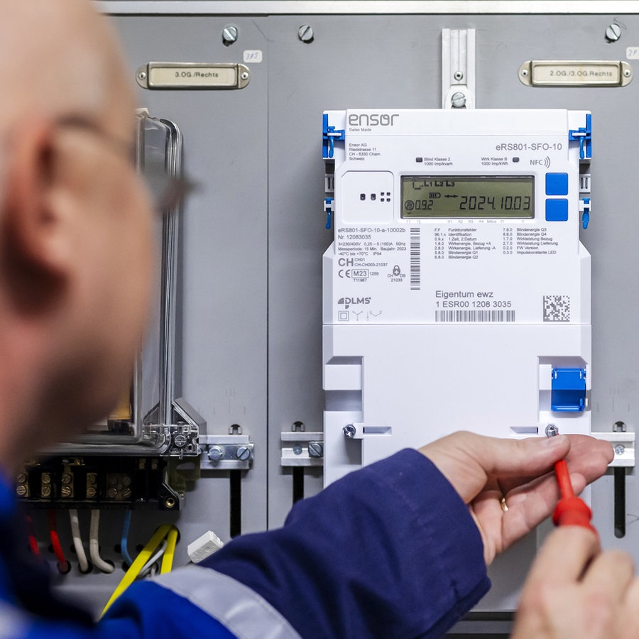 Ein Monteur installiert einen Smart Meter-Stromzähler in einem Haus © picture alliance/KEYSTONE Foto: MICHAEL BUHOLZER
