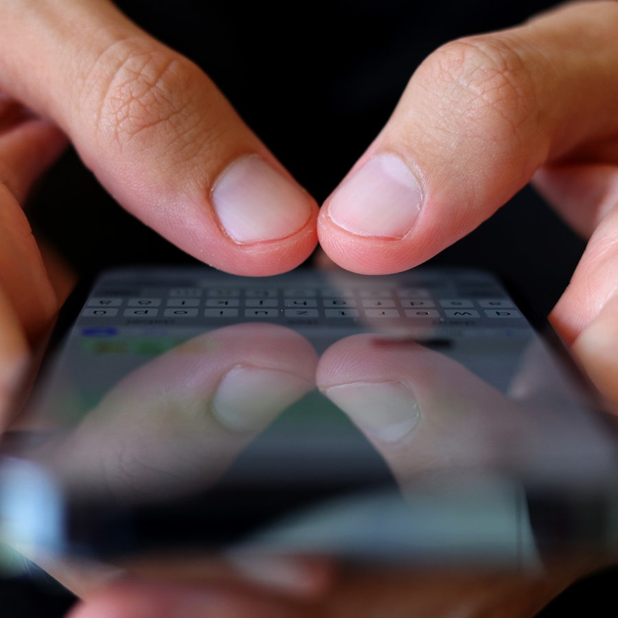 Ein Mann hält ein Smartphone in seinen Händen © picture alliance/dpa Foto:  Karl-Josef Hildenbrand
