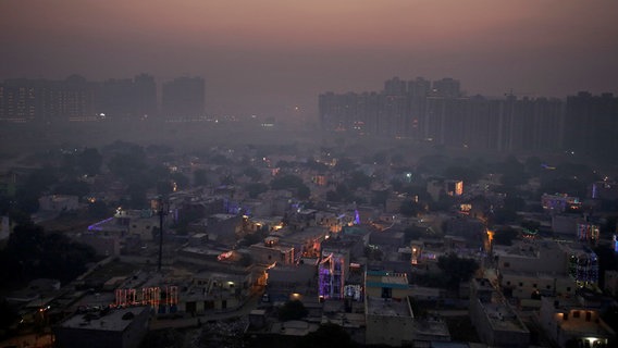 Smog zieht über die Skyline von Neu-Delhi in Indien. © dpa bildfunk Foto: Altaf Qadri