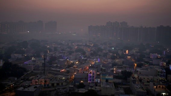 Smog zieht über die Skyline von Neu-Delhi in Indien. © dpa bildfunk Foto: Altaf Qadri