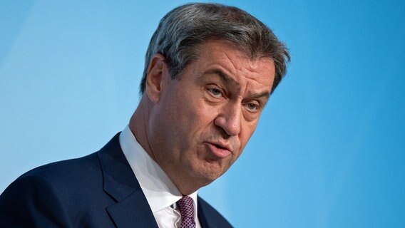 Markus Söder (CSU), Ministerpräsident von Bayern, bei einer Pressekonferenz vor einem Mikrofon. © dpa-picture alliance Foto: Sven Hoppe