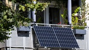 Eine kleine Solaranlage ist an einem Balkon eines Mehrparteienhauses angebracht. © picture alliance/dpa Foto: Sven Hoppe