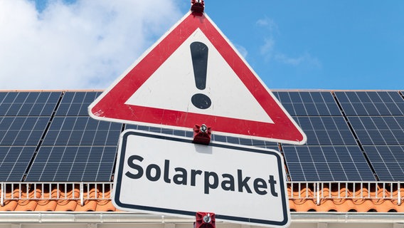 Warnschild mit der Aufschrift "Solarpaket" © picture alliance / SULUPRESS.DE Foto: Torsten Sukrow