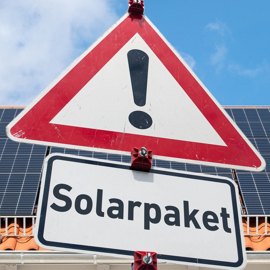 Warnschild mit der Aufschrift "Solarpaket" © picture alliance / SULUPRESS.DE Foto: Torsten Sukrow