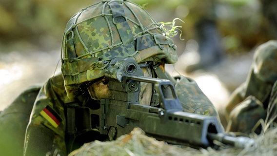 Ein Bundeswehr-Soldat mit G36-Sturmgewehr im Anschlag. © imago Foto: Rainer Unkel