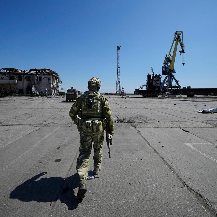 Auf diesem während einer vom russischen Verteidigungsministerium organisierten Reise aufgenommenen Foto, geht ein russischer Soldat über ein Gelände des Mariupoler Seehafens. © Uncredited/AP/dpa 