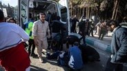 Menschen und Rettungskräfte versorgen Verletzte nach Explosionen in Kerman, Iran. © Mahdi Karbakhsh Ravari/Mehr News Agency/AP/dpa 