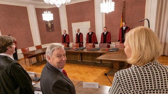 Die Kläger Margarete und Andreas Berberich, stehen im Verhandlungssaal des Bundesfinanzhofs an ihrem Platz. © dpa-Bildfunk Foto: Peter Kneffel/dpa