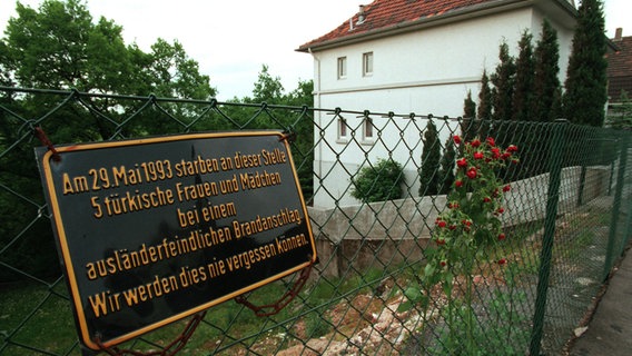 An der Stelle, an der das Haus der türkischen Familie Genc in Solingen gestanden hatte, erinnert eine Gedenktafel an die Opfer des Brandanschlags. © Martin Gerten/dpa 