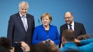 Die Parteivorsitzenden der Horst Seehofer, CSU, Angela Merkel, CDU, und Martin Schulz, SPD, im Portait. © Imago Foto: Imago/Jens Jeske