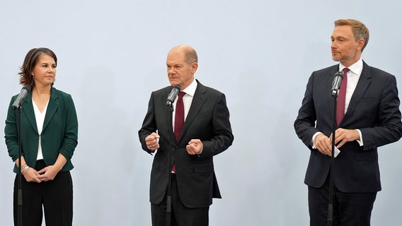 Die Grünen-Parteivorsitzende Annalena Baerbock (l.), SPD-Kanzlerkandidat Olaf Scholz und FDP-Chef Christian Lindner stehen nebeneinander auf einem Podium. © dpa bildfunk Foto: Kay Nietfeld