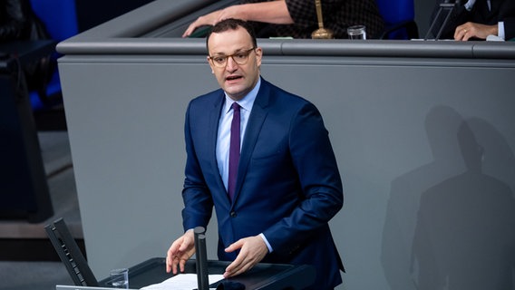 Bundesgesundheitsminister Jens Spahn (CDU) spricht in der Plenarsitzung im Deutschen Bundestag in Berlin. © dpa Foto: Bernd von Jutrczenka