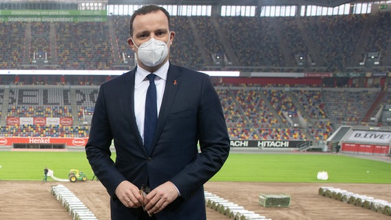 Bundesgesundheitsminister Jens Spahn (CDU) steht mit Corona-Maske in einem Fußballstadion in Düsseldorf. © dpa Foto: Federico Gambarini