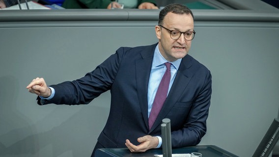 Jens Spahn (CDU) spricht im Plenum des Bundestags im Reichstagsgebäude zum Wirtschaftsjahresbericht 2025. (Foto vom 30.1.2025) © Kay Nietfeld/dpa 