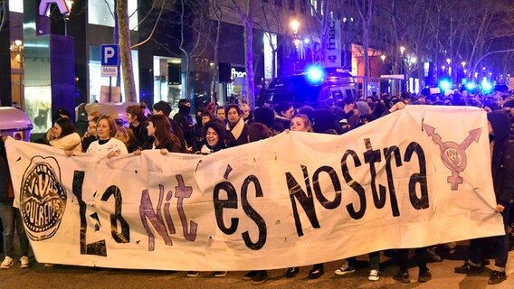 Frauen tragen bei einer Demonstration in Barcelona ein Transparent. © dpa picture alliance/EUROPA PRESS Foto: David Oller